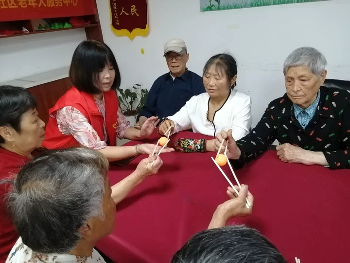 武汉市大集街道方兴社区“巧手夹趣 乐享时光”趣味游戏活动-图片2