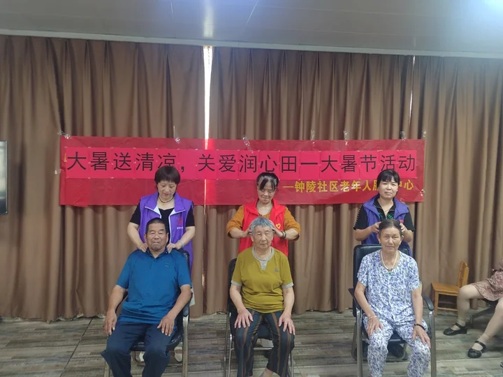 钟陵社区老年人服务中心:大暑酷暑送清凉 温情服务暖民心-图片2