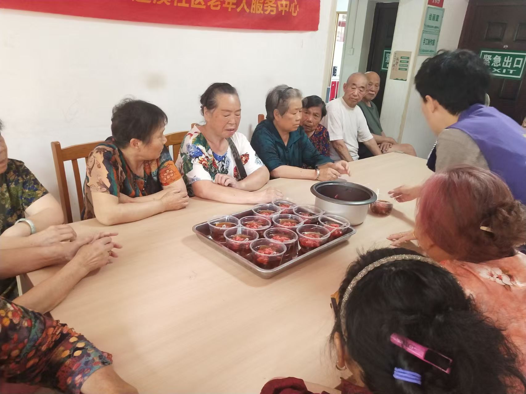 “冰”凉一夏,“粉”享快乐:大集街道莲溪社区开展暖心助老活动-图片2